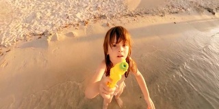 小女孩玩水枪，向镜头喷水