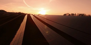 日落时的空中太阳能发电站(4K/超高清至高清)
