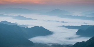 早晨山上的移动薄雾，4k(超高清)