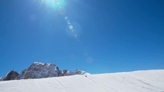 SLO MO滑雪板跳过蓝色清澈的天空视频素材模板下载