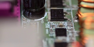 特写镜头:电路板上的许多黑色芯片
