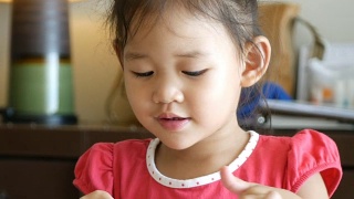 小女孩练习阅读视频素材模板下载