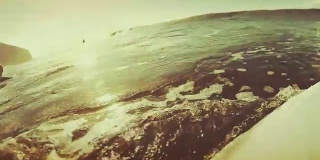 冲浪pov与行动摄像机:划桨