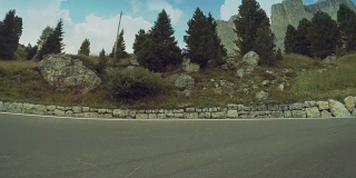 在岩石山口的车载摄像机