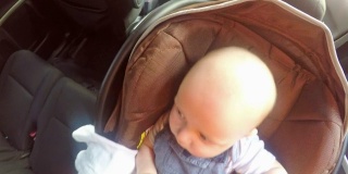 POV:妈妈把宝宝放在汽车座椅上