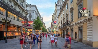 奥地利维也纳傍晚拥挤的卡特纳购物街