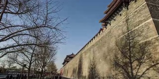 中国北京，2016年3月21日:漫步在中国北京紫禁城的城墙上