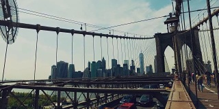 布鲁克林大桥上的汽车和行人