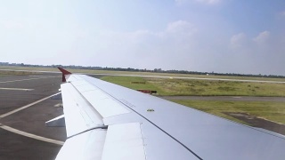 从飞机窗口观看乘客:起飞视频素材模板下载