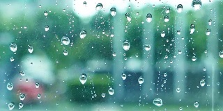 雨水透过玻璃