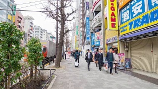 日本东京秋叶原地区的4K延时摄影。秋叶原是著名的电子产品和动漫购物中心。视频素材模板下载
