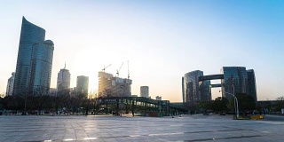 日落时分，杭州新城的现代建筑。间隔拍摄4 k hyperlapse