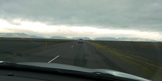 在冰岛的荒野中开车