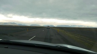 在冰岛的荒野中开车视频素材模板下载