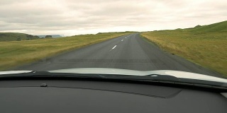 POV:开车穿过冰岛的乡村