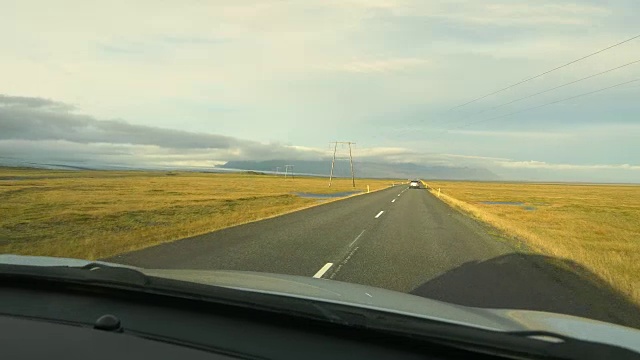 POV开车穿过冰岛乡村