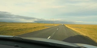 POV开车穿过冰岛乡村