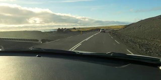 沿着冰岛海岸开车