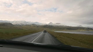 在冰岛荒野的公路旅行视频素材模板下载