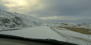 在冰岛的山上开车