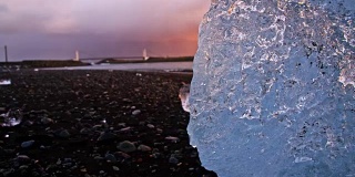 日落时分冰岛海滩上的冰山形成