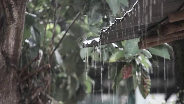 雨水从屋顶上落下