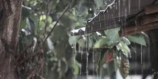 雨水从屋顶上落下