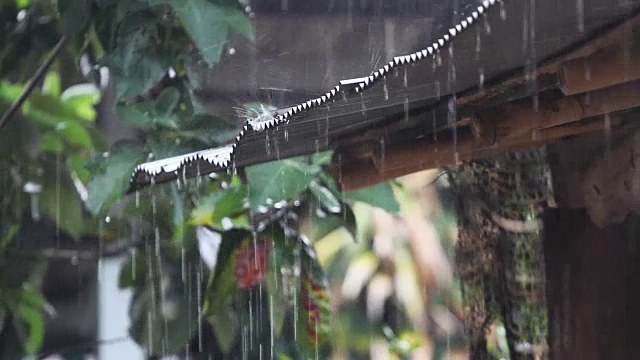 雨水从屋顶上落下