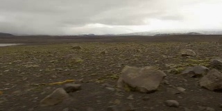 在冰岛的荒野里开车