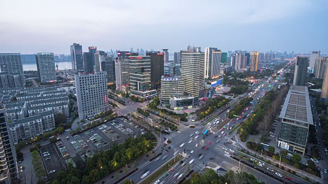 日落时分，杭州星大道附近的十字路口交通繁忙。间隔拍摄4 k