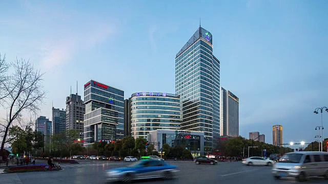 日落时分，杭州星光大道附近交通繁忙。间隔拍摄4 k