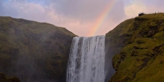 游客在冰岛欣赏Skogafoss瀑布