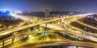 杭州滨江区与城市景观和天际线交界处的繁忙交通在夜间的时间间隔为4k