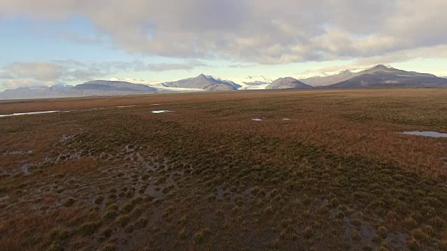 在冰岛的湿地上空飞行