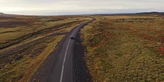 空中汽车穿过冰岛的乡村