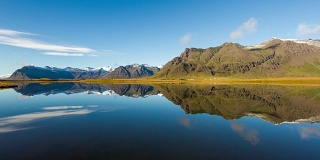 冰岛湖面上的云图