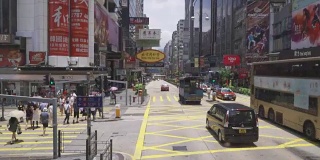 在香港过马路的人