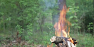 在木炭上烧柴做饭。