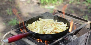 营火上准备着炸土豆。