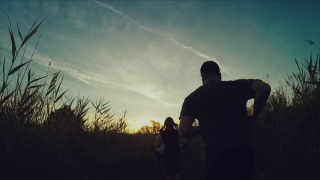 野外慢跑:在日落时分跑步视频素材模板下载