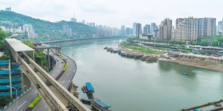 临近河流、天际线和重庆城市景观的道路交通繁忙。间隔拍摄4 k