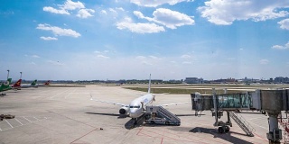 蓝天下的天津机场机场场上的飞机。间隔拍摄4 k