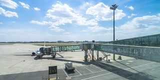 蓝天下的天津机场机场场上的飞机。间隔拍摄4 k