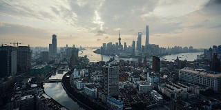上海的现代城市景观和天际线在日出，时间推移