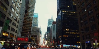 在纽约时代广场开车
