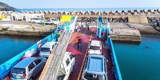 韩国济州岛码头上挤满了汽车的大渡船。间隔拍摄4 k hyperlapse