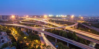 夜晚，杭州滨江区与城市景观和天际线交汇处交通繁忙。间隔拍摄4 k