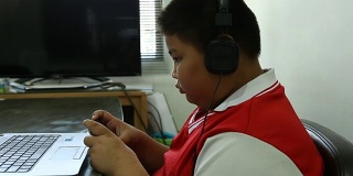亚洲男孩玩手机游戏格式VDO高清。