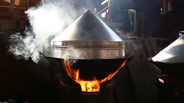炉子上的旧蒸锅