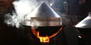 炉子上的旧蒸锅